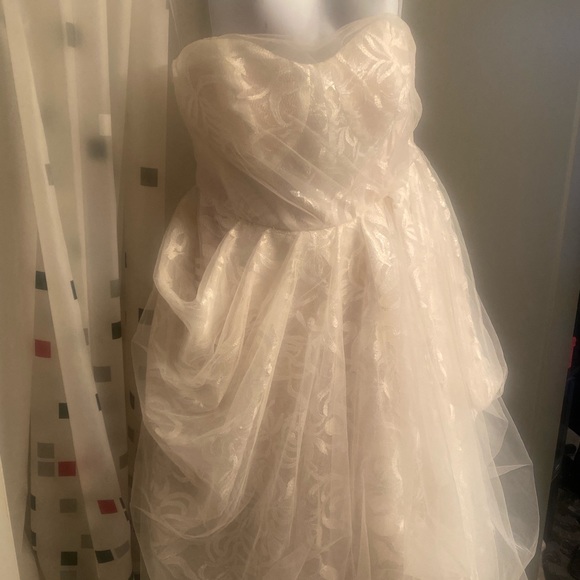 Brand New Vera Wang Ivory/Pearl wedding dress 16W - Picture 7 of 14